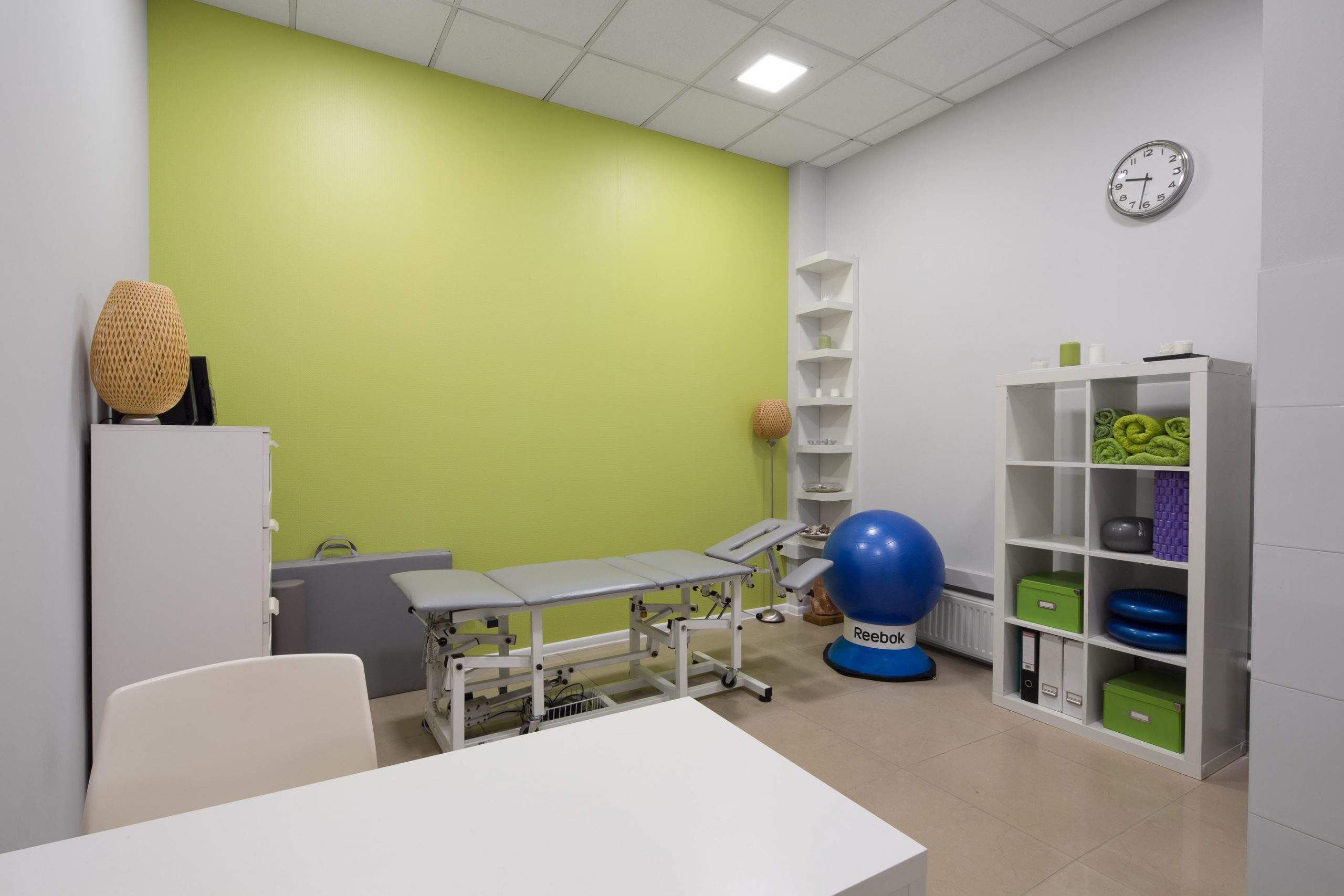 gabinet rehabilitacji i masażu gotowy do pracy i w oczekiwaniu na kolejnego pacjenta