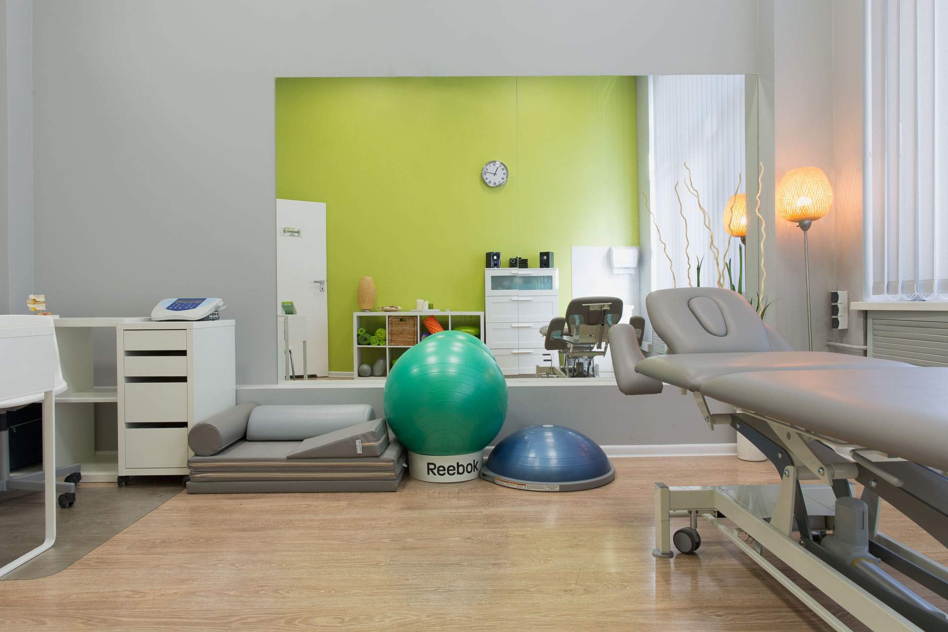Stól rehabilitacyjny i kształtki w centrum rehabilitacji i masażu RehaFit