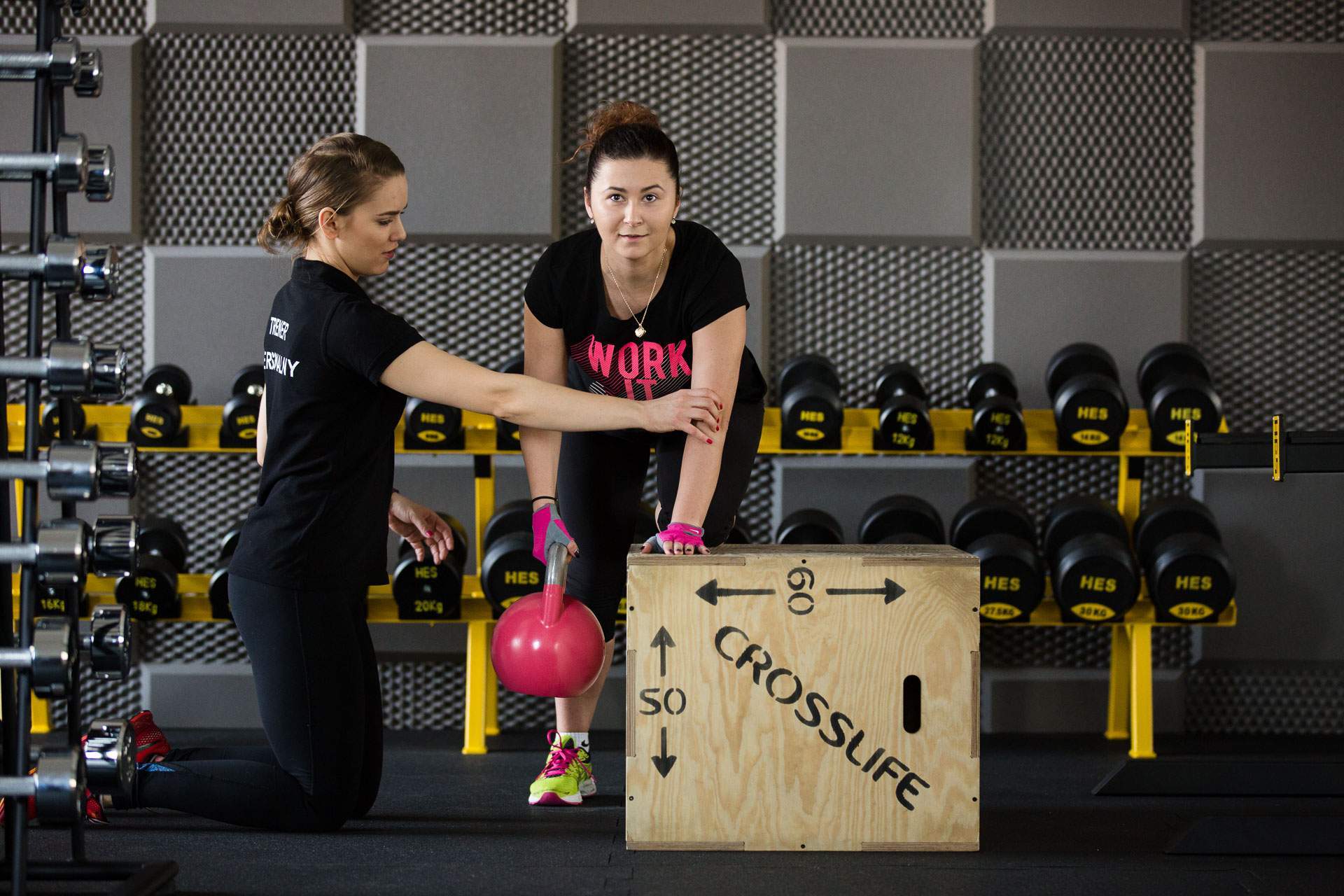 Trener personalny Marzena Dernowska prowadzi trening z użyciem kettleball.