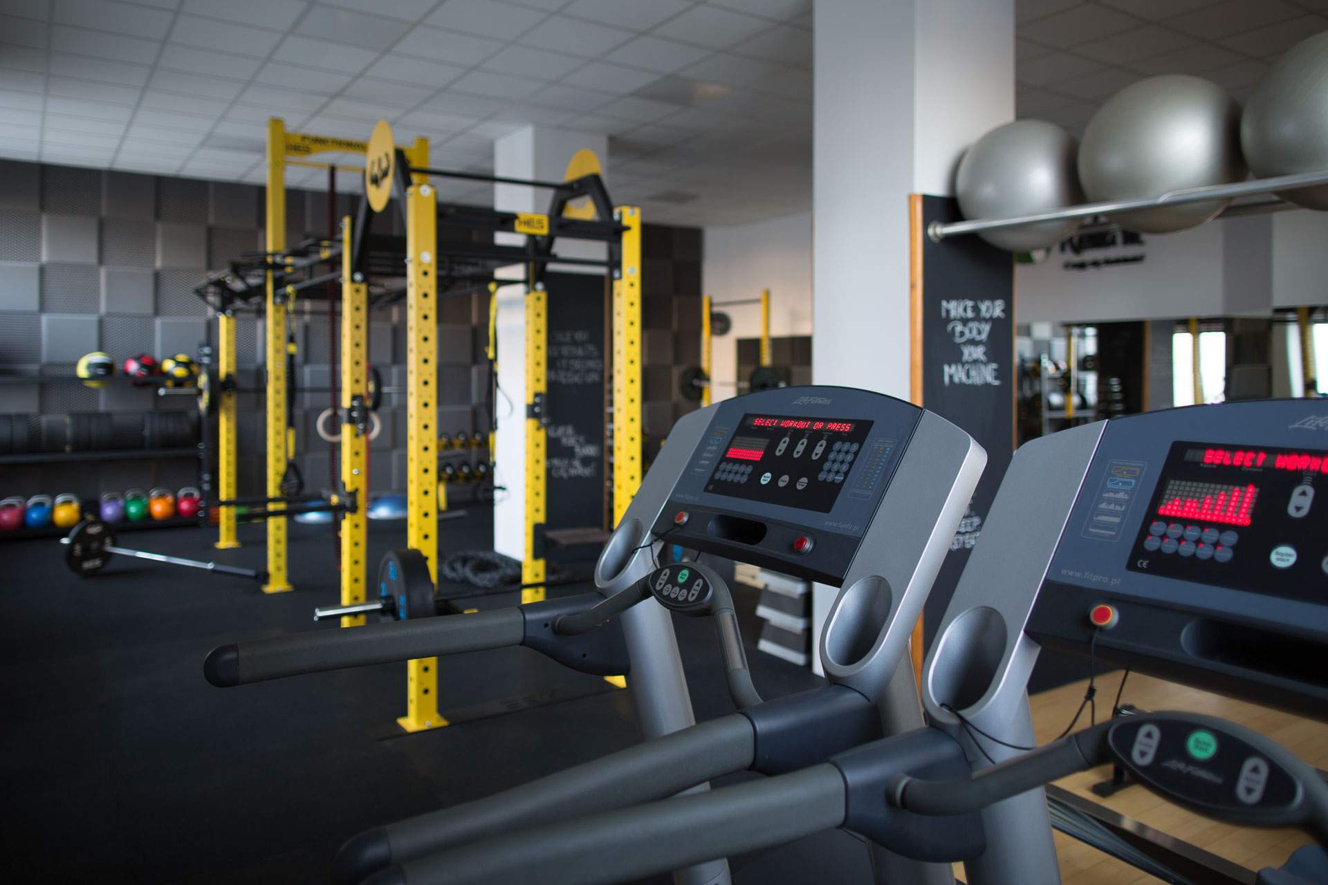 Bieżnie i strefa cardio studia treningu personalnego RehaFit